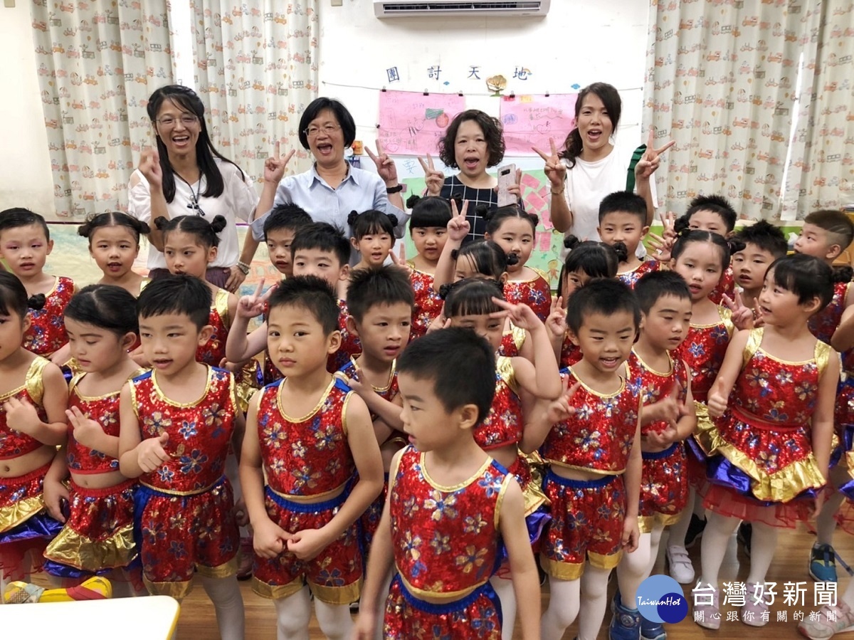 縣長王惠美參加幼兒園朋友畢業典禮,與小朋友開心互動。