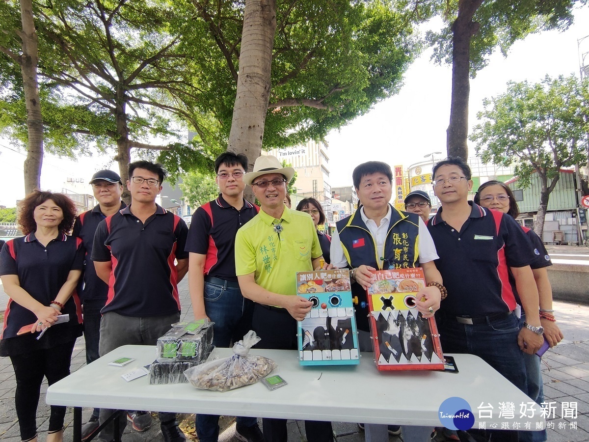 彰化市長林世賢(中間)表示,菸蒂不要亂丟,依廢棄物清理法,最高開罰6000元,呼籲共同愛護環境整潔。圖/記者鄧富珍攝