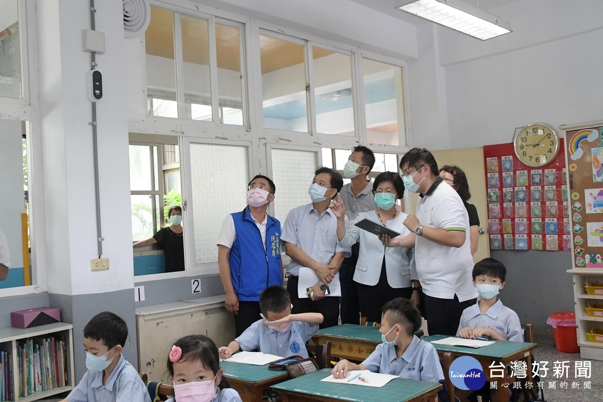 縣長王惠美關心和美國小裝置新風換氣系統情形(換風系統),和美鎮長阮厚爵、台電電協會課長陳加峰、台電海域風電施工處課長陳永昌及課長劉鳳美等人陪同。