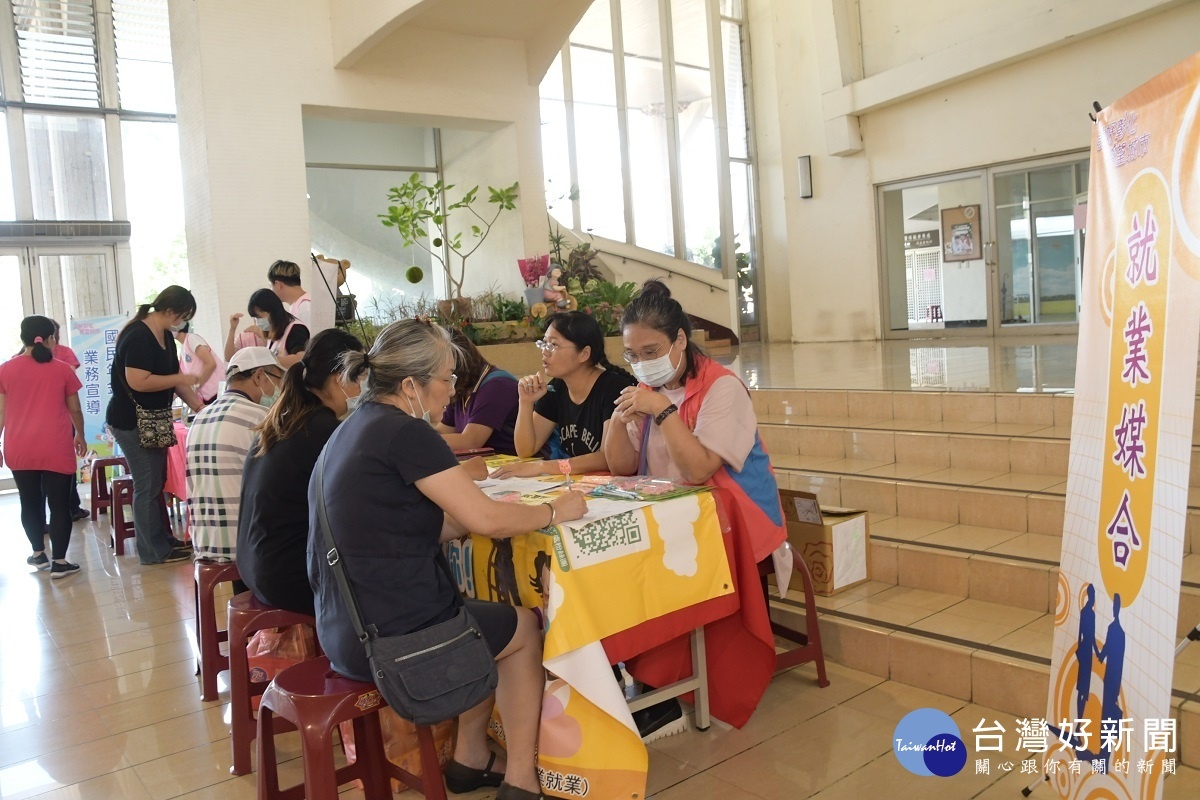 端午佳節關懷活動現場的就業媒合攤位。圖/記者鄧富珍攝