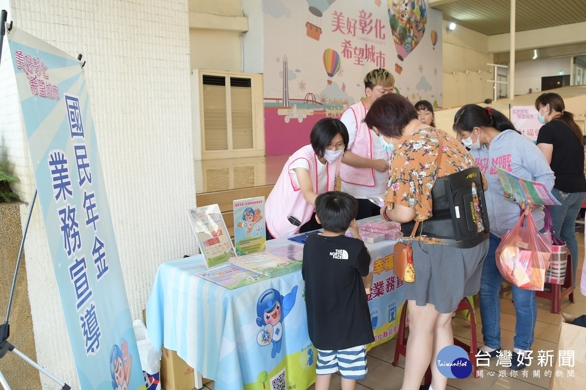 端午佳節關懷活動現場國民年金業務宣導攤位。圖/記者鄧富珍攝