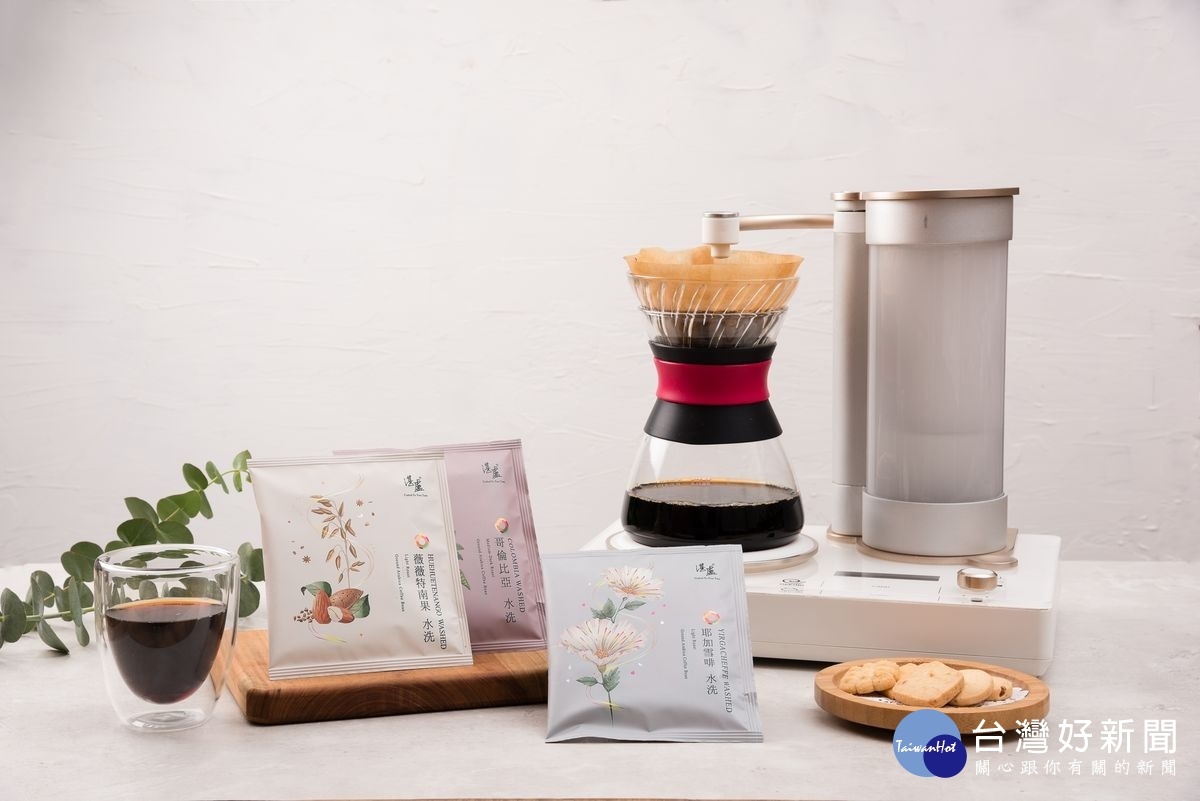 全新智能手沖機CoffeeDancer與湛盧咖啡模豆，讓咖啡生活更優雅。