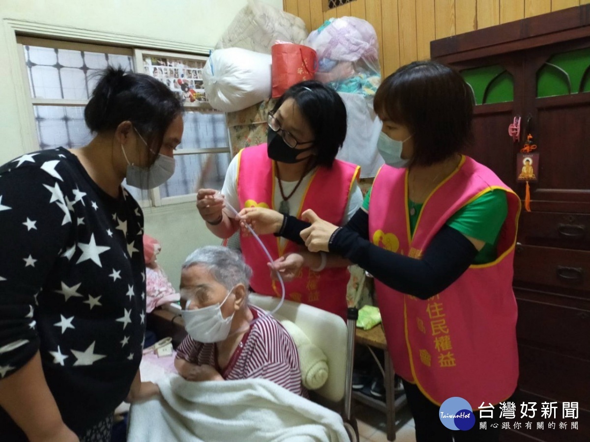南投縣府為居服員配有通譯方便溝通。(社會及勞動處提供)