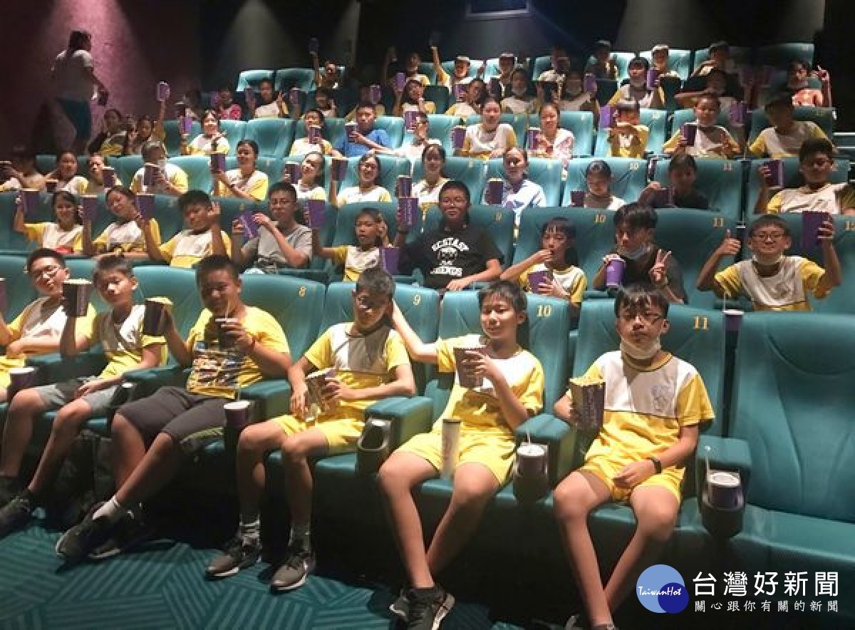 北港鎮南陽國小舉辦新奇的畢業活動,家長會贊助畢業班師生前往秀泰影城,邊享用飲料爆米花、邊觀賞電影,留下愉快難忘的回憶。