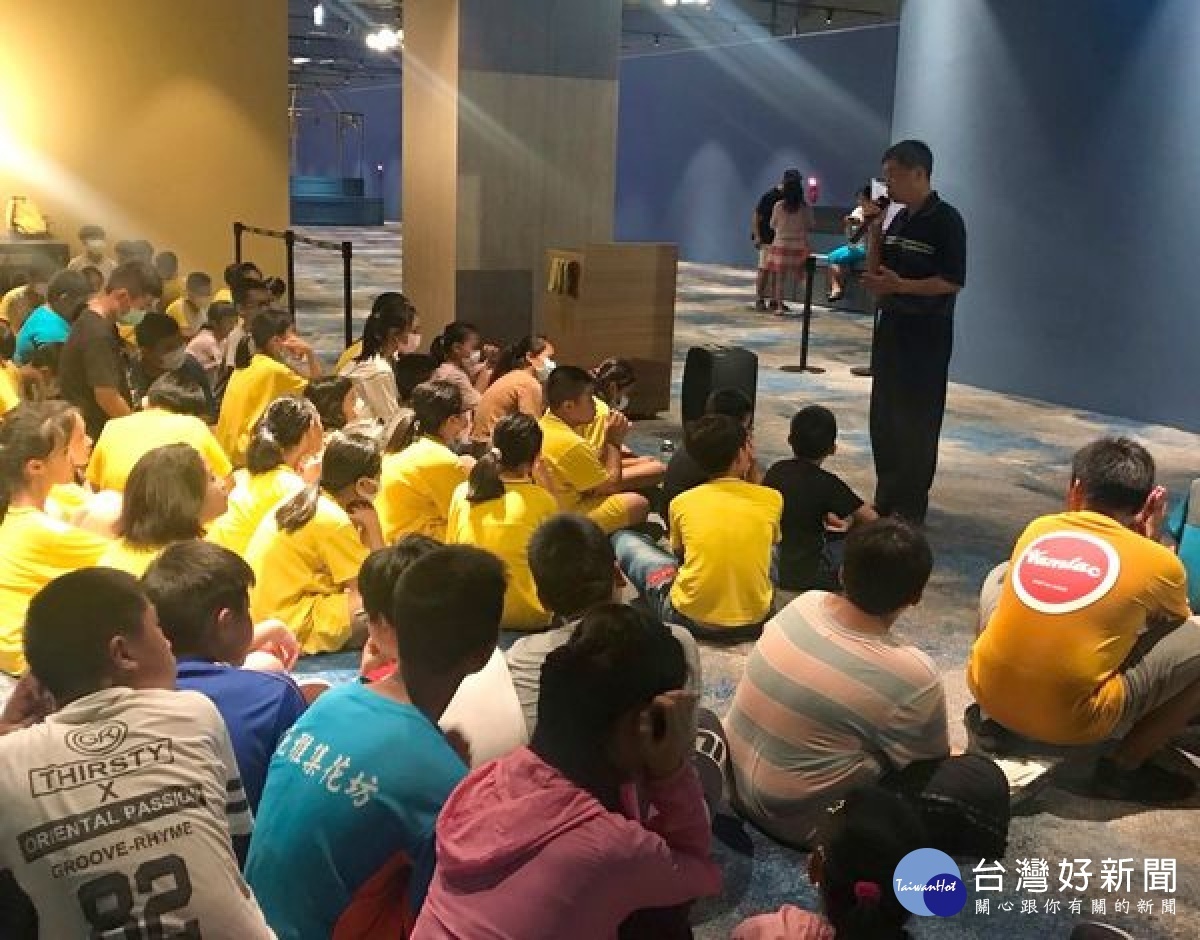 北港鎮南陽國小舉辦新奇的畢業活動,家長會贊助畢業班師生前往秀泰影城,邊享用飲料爆米花、邊觀賞電影,留下愉快難忘的回憶。
