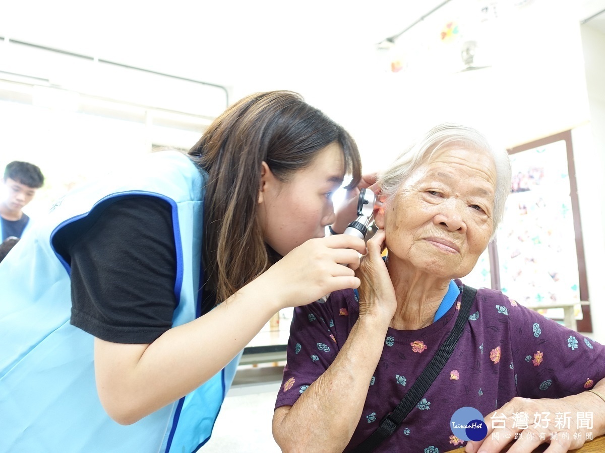 83歲的張阿嬤表示,自己前幾個月在參與社區活動時,發現自己的耳朵在大家同時說話下就會聽不清楚、變得模糊,希望可以透過這次的篩檢,了解可能的原因。圖/弘道老人福利基金會提供