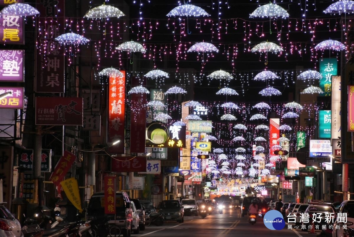 鹿港小鎮在鹿港慶端陽活動期間,點亮璀燦的燈飾。<span style=