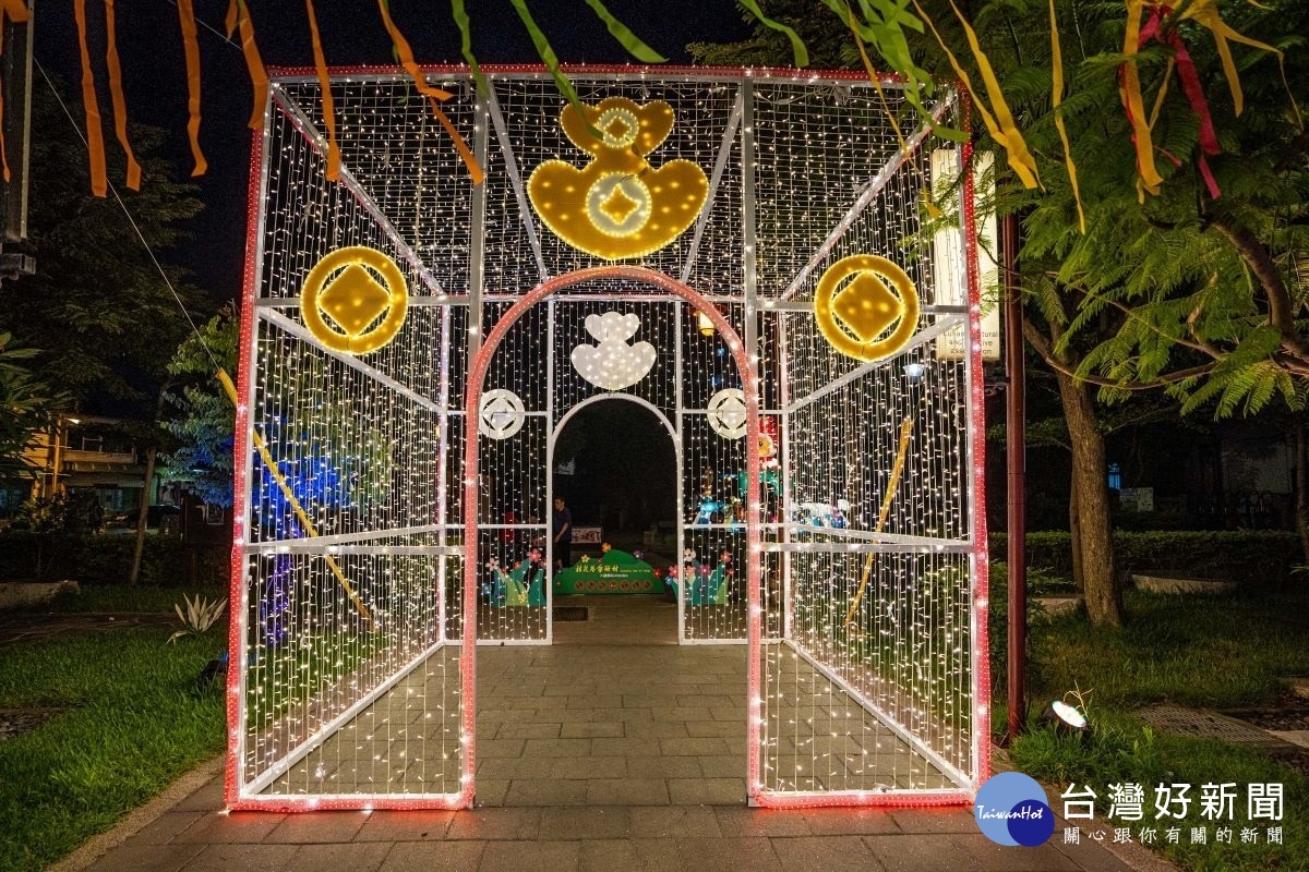 鹿港小鎮在鹿港慶端陽活動期間,點亮璀燦的燈飾。