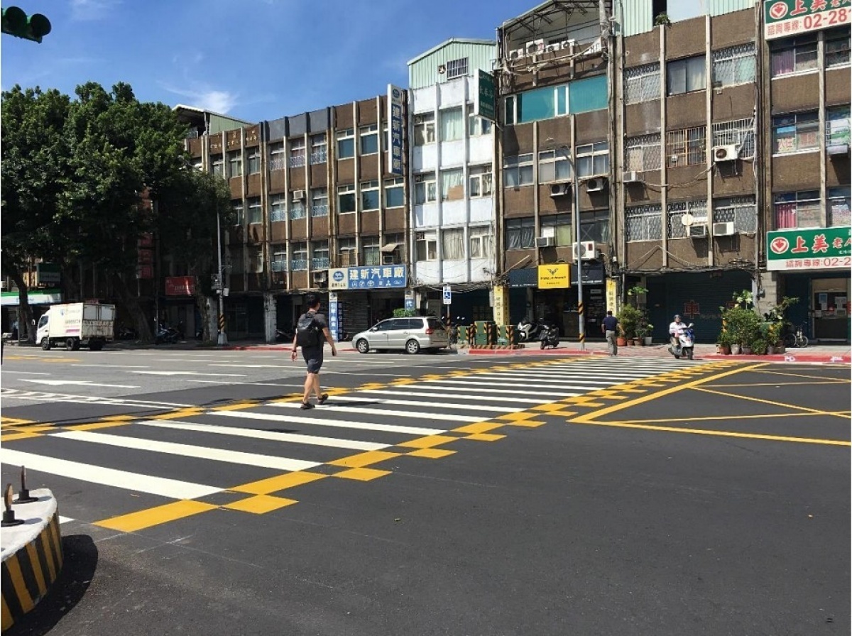 北市府交工處表示，這次將參考新加坡行人穿越道型式，於北市5處路口試辦加上彩色色塊標記的斑馬線，盼進一步提升路人穿越馬路的交通安全。（圖／台北市府交通管制工程處）