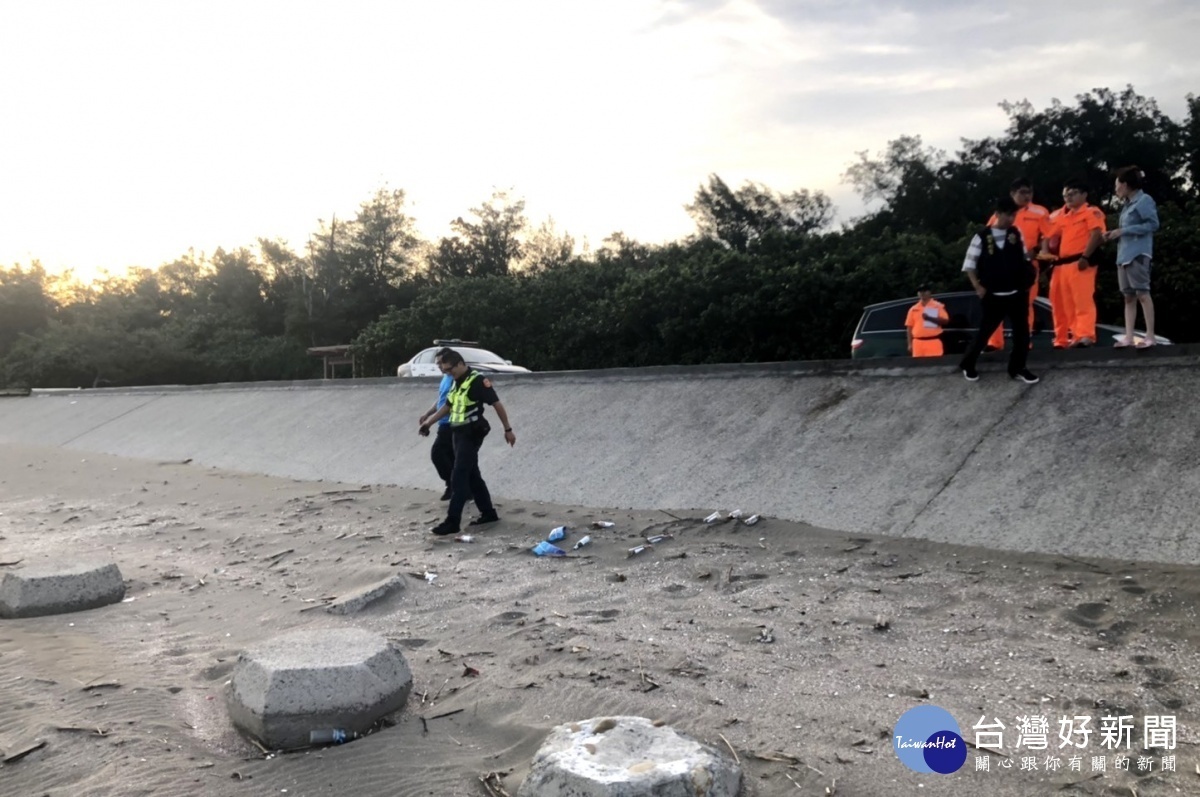 嫌犯將女嬰屍體攜至新屋區新濱2號橋附近沙灘掩埋，警方19日早上八點多尋獲女童屍體。
