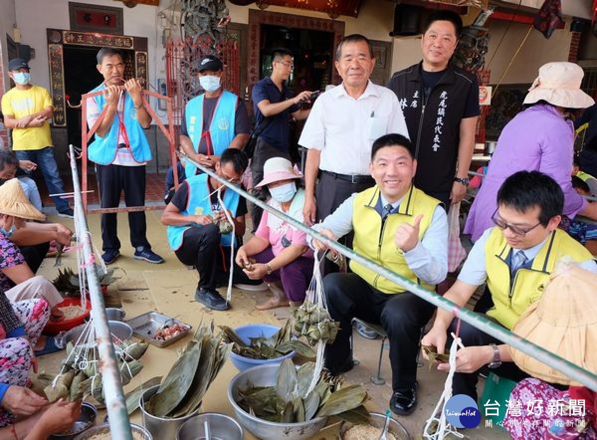 雲林地檢署結合社區資源，於虎尾鎮堀頭社區辦理「粽下福田、端陽有愛」活動，讓社會勞動人在社區媽媽指導下包粽子，分送給弱勢家庭。