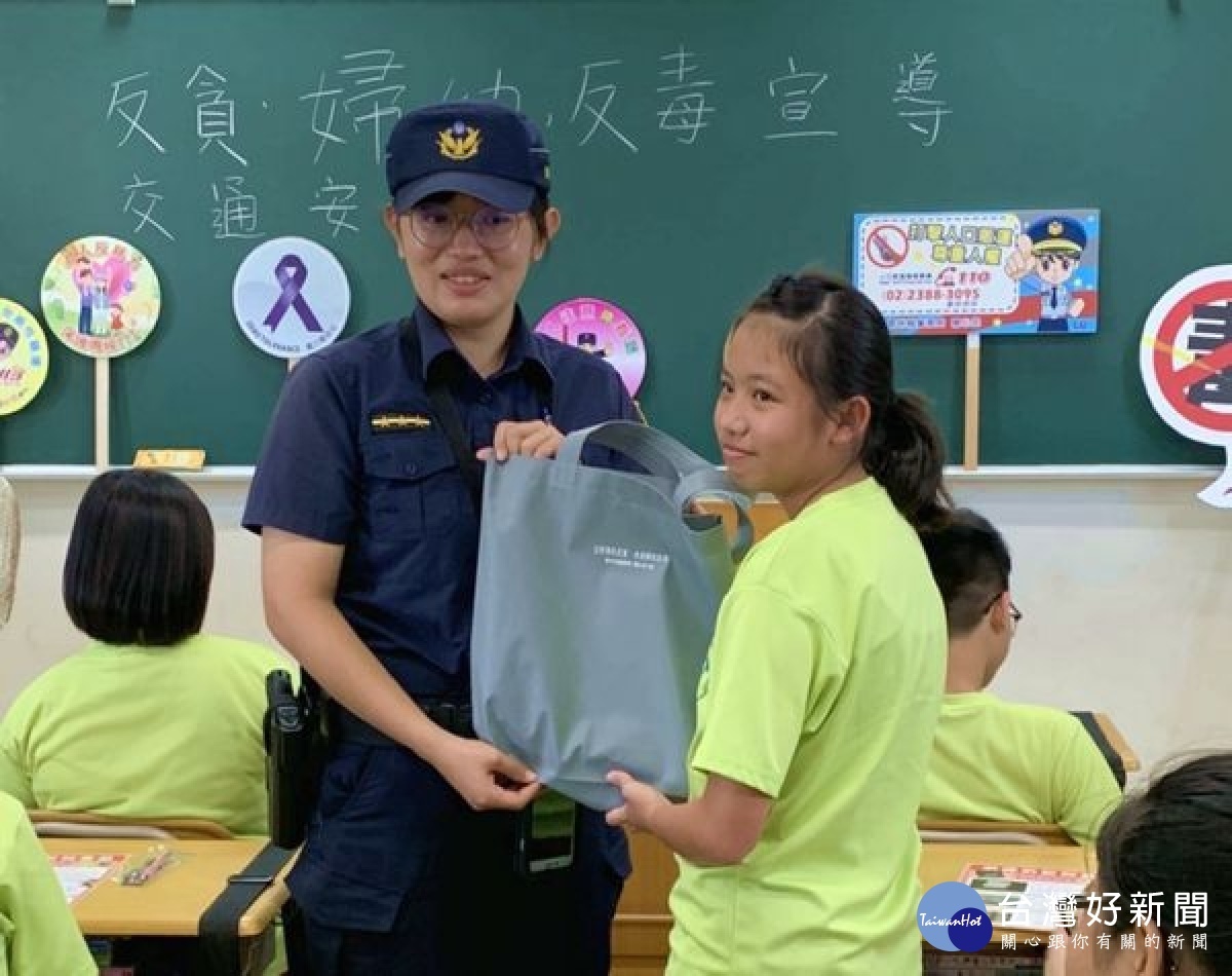 臺西警分局為落實校園犯罪預防，特前往臺西國中實施反貪、反毒、婦幼及交通安全宣導，亦提醒暑假將至，多從事正當休閒活動以確保安全。