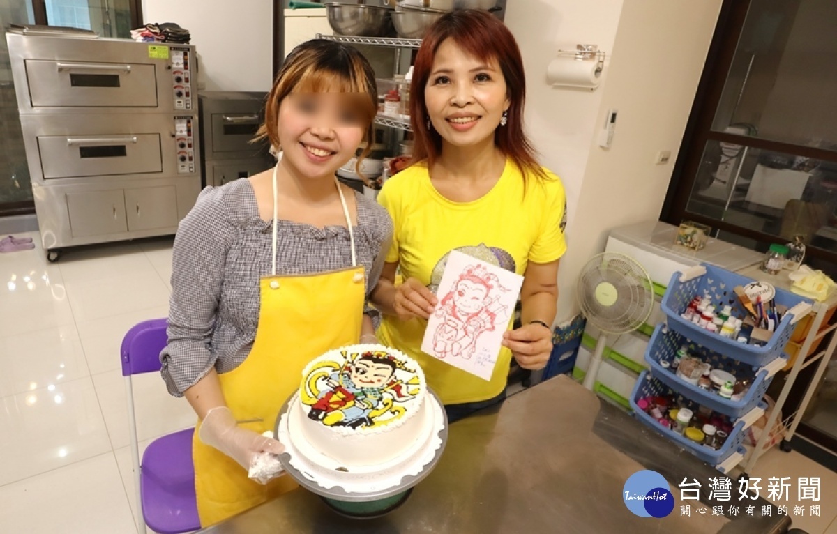 教授蛋糕製作的汪姿佑老師，女兒創作的古典造型蛋糕很受歡迎。