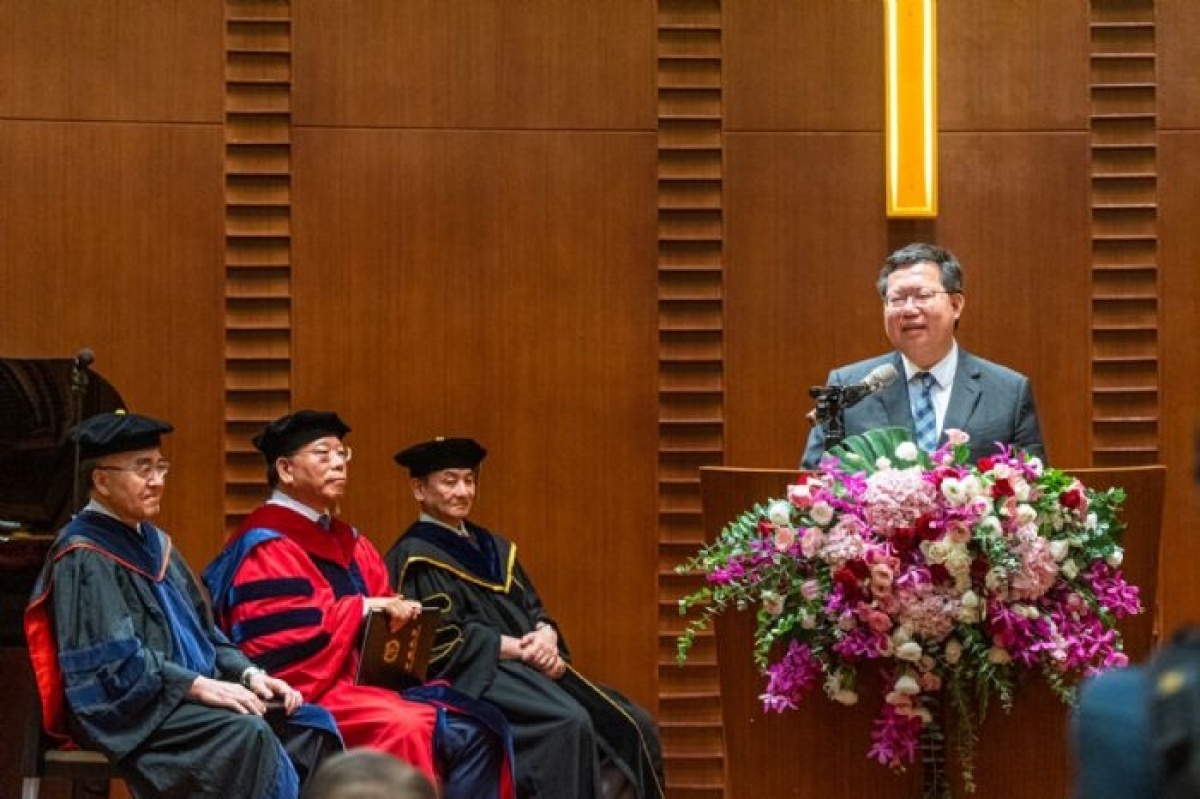 市長鄭文燦表示，沈董事長是桃園之光、台灣之光，獲頒名譽博士學位可說是當之無愧