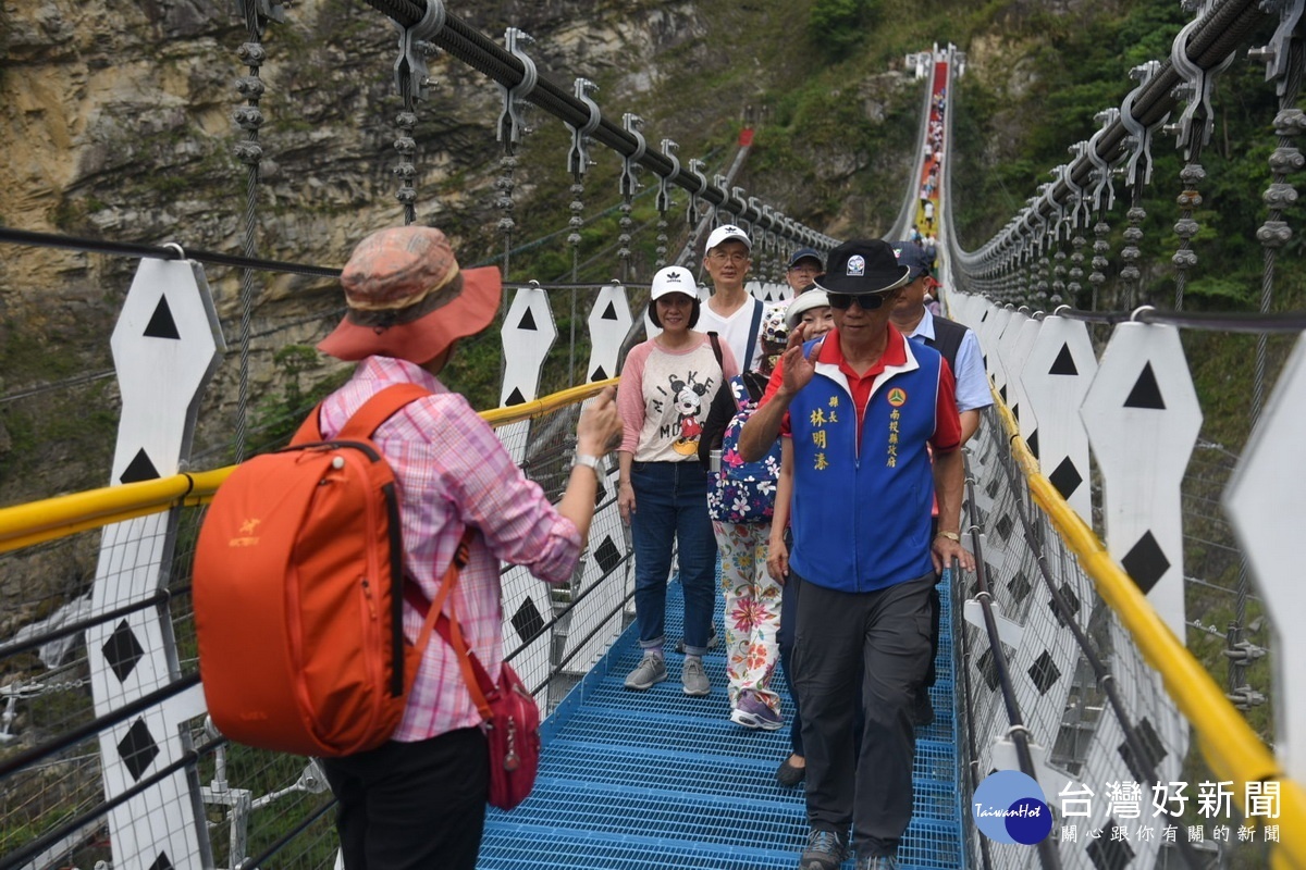 林縣長與來賓遊客到吊橋巡禮。（縣府提供）
