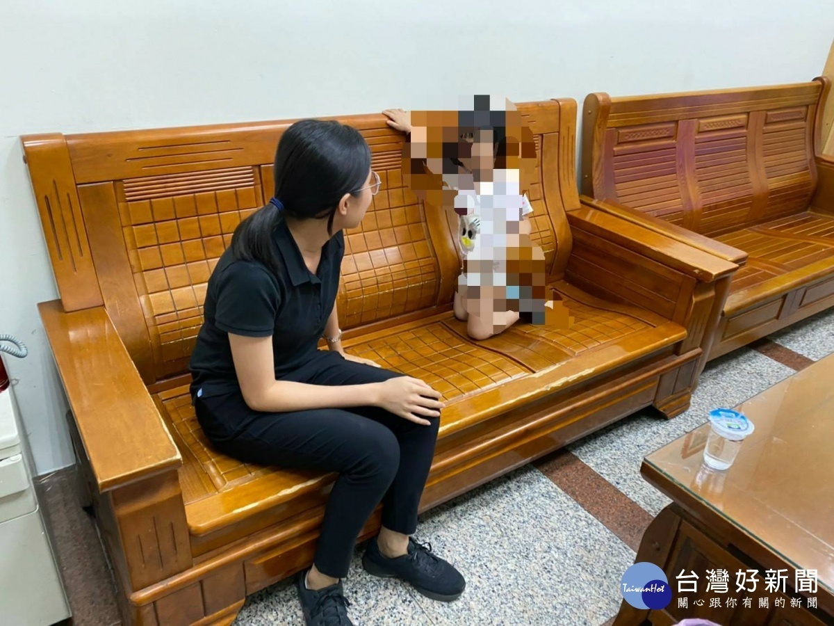 三歲女童走失迷途,新到任副所長偕同仁調監視器助返家。