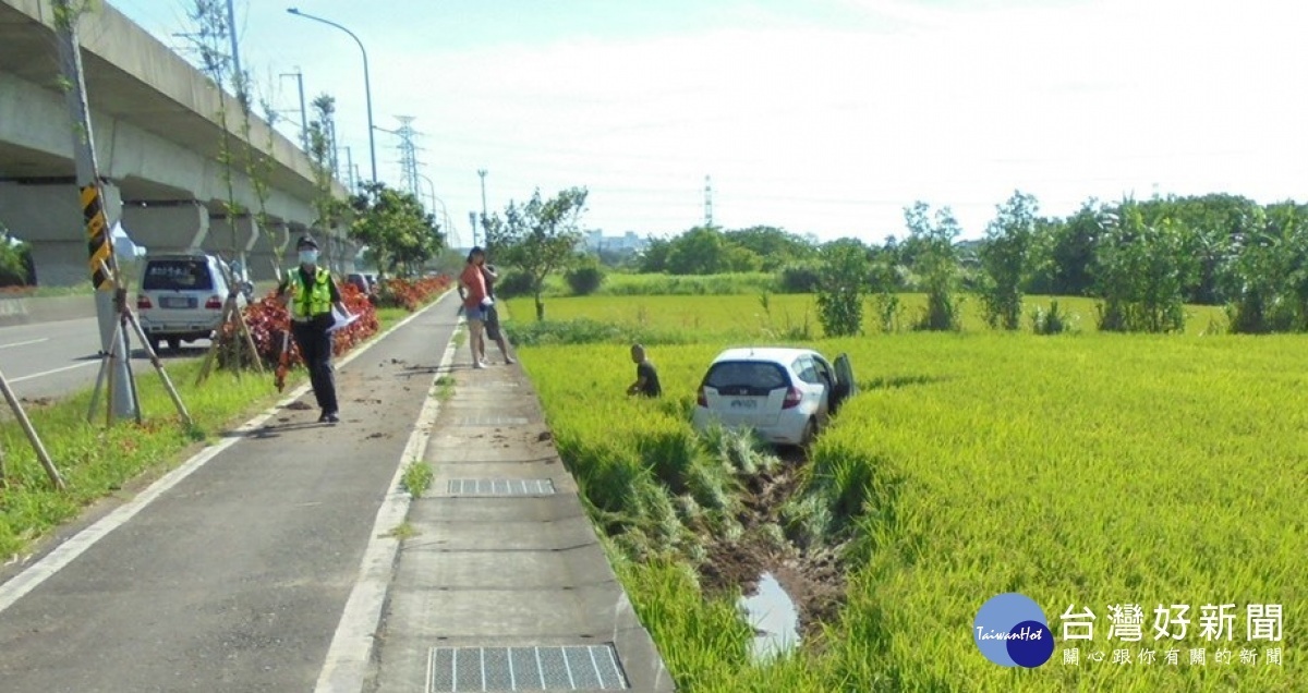 警方初步調查雙方皆無酒駕,機車違反號誌行駛導致事故發生。