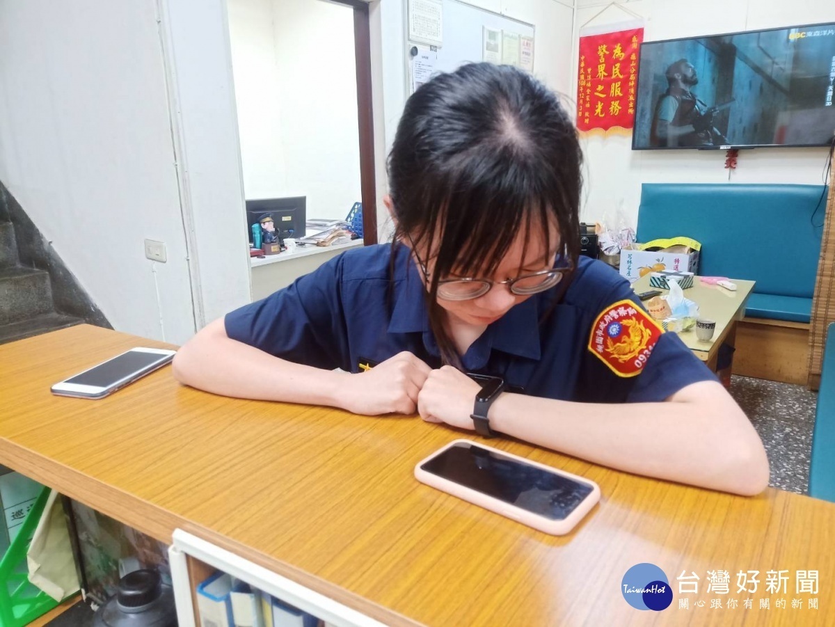 女警賴欣莉機智幫忙,讓心愛的手機回失主的身邊。
