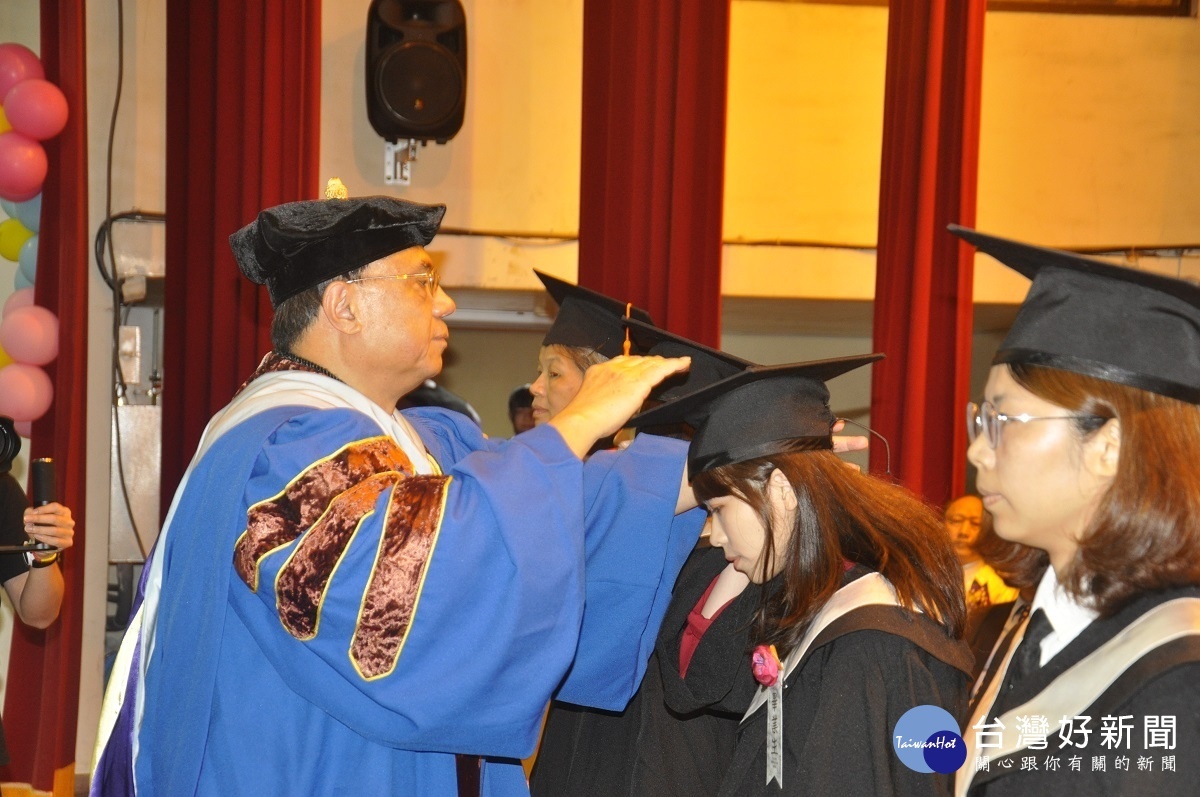 建國科大舉行109年畢業典禮，江金山校長為畢業生代表撥帽穗。
