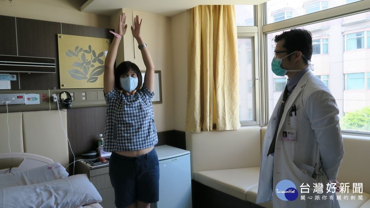 彰化醫院骨科醫師陳柏辰以「新式關節授動術」治療五十肩問題,術前左手舉不高,術後不到半天已能舉高。圖/彰化醫院提供