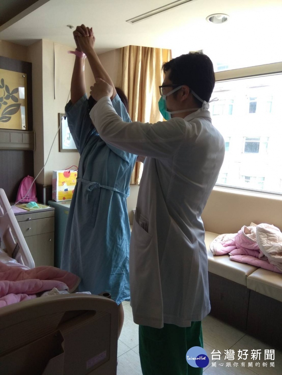 術前左手舉不高,術後不到半天已能舉高。圖/彰化醫院提供
