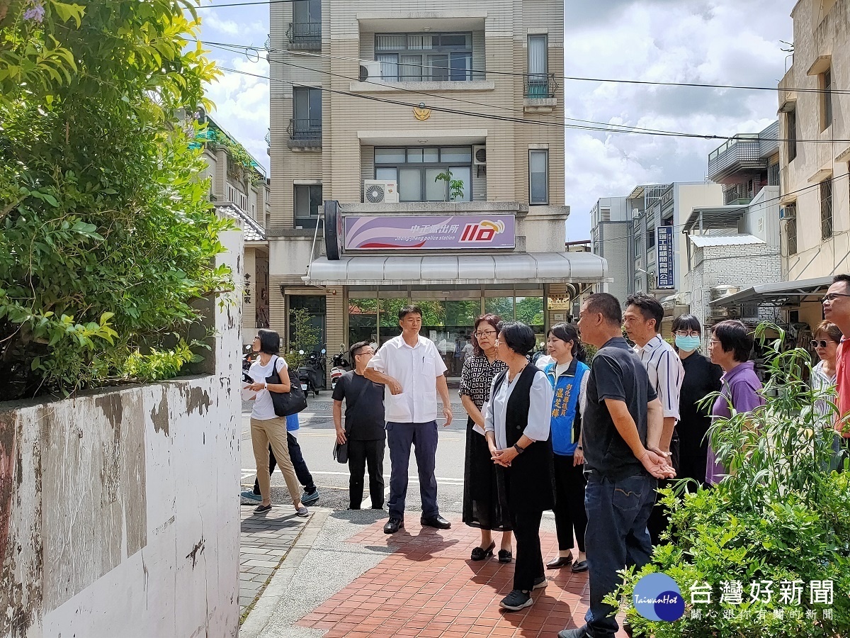 彰化縣長王惠美視察彰化市忠孝國小幼兒園圍牆龜裂行情。圖/記者鄧富珍攝