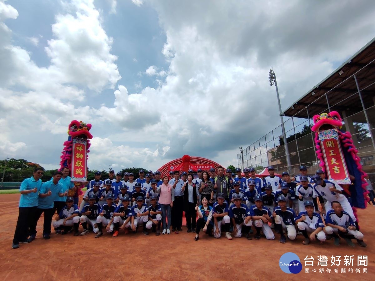 彰化縣長王惠美主持八卦山棒球場修繕動土,可望在明年3月以嶄新面貌出現。與會貴賓還有彰化縣議員温芝樺、李寶銀、王國忠、教育處長陳逸玲、彰化市公所專員曹武賀、彰化藝術高中校長李碧瑤、忠孝國小校長陳昱仁、張益霖建築師事務所張益霖、竑佃營造有限公司陳景隆、各校代表等人.圖/記者鄧富珍攝