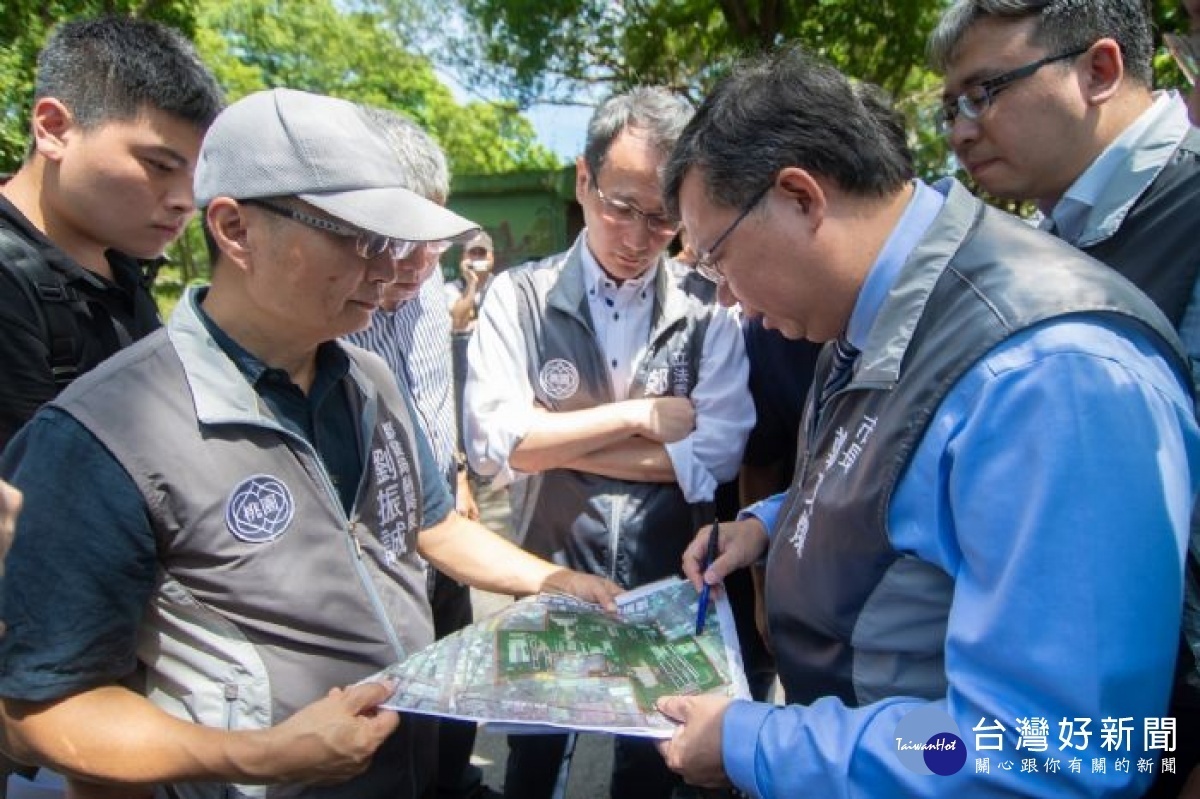 市長鄭文燦前往桃園南昌營區,出席「紙風車劇團廠房地點會勘」