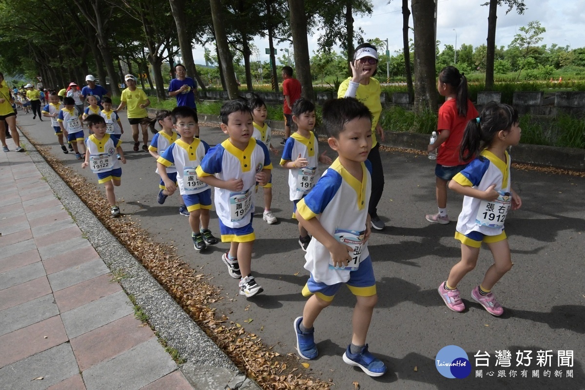 幼兒園學童跑 2.5 公里，個個邁力往前跑盛況空前。