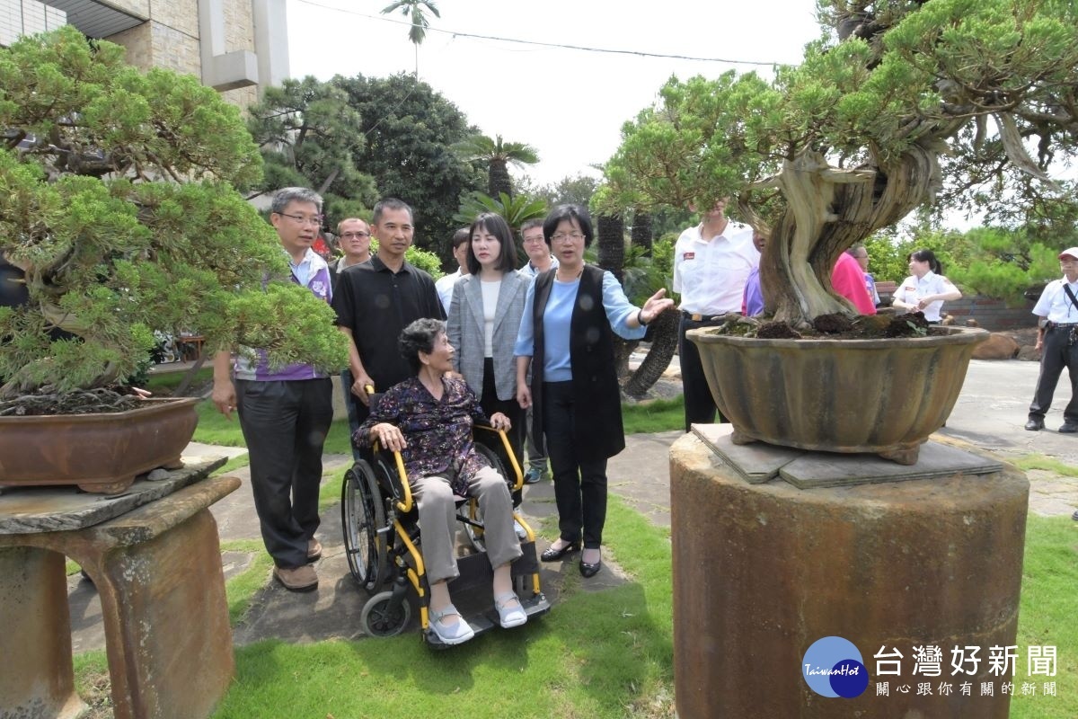 黃天鶴夫婦捐贈救護車，縣長王惠美等人參觀「冠軍黑松」。