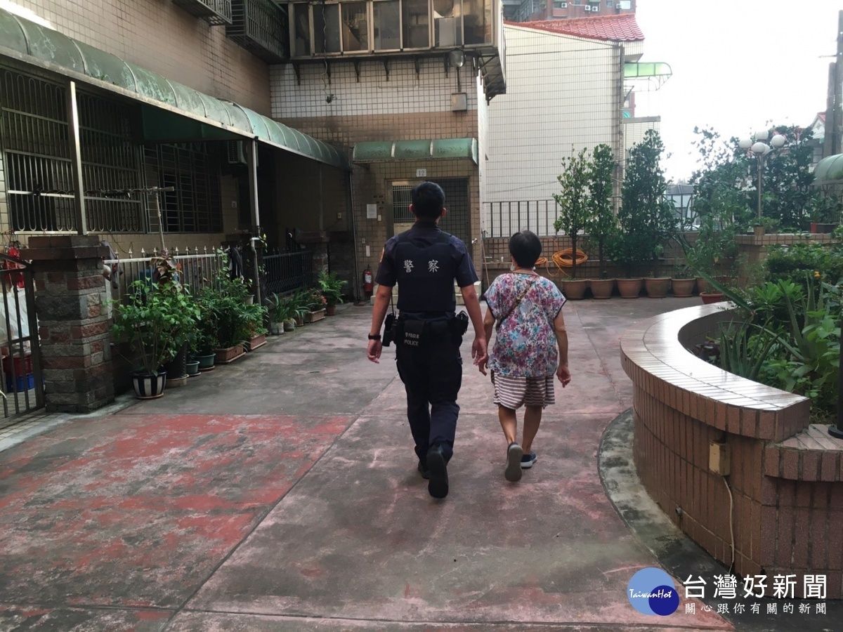 炙熱高溫老婦離家迷途，暖警按圖索驥協助返家。