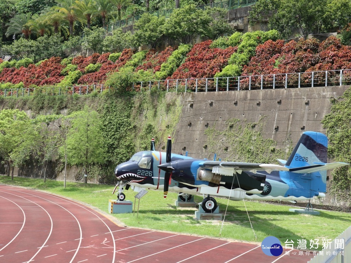 由空軍撥贈的空軍S-2T反潛機(編號2226)在朝陽科大校園航空大樓基地附近展示。(圖/記者林重鎣攝)