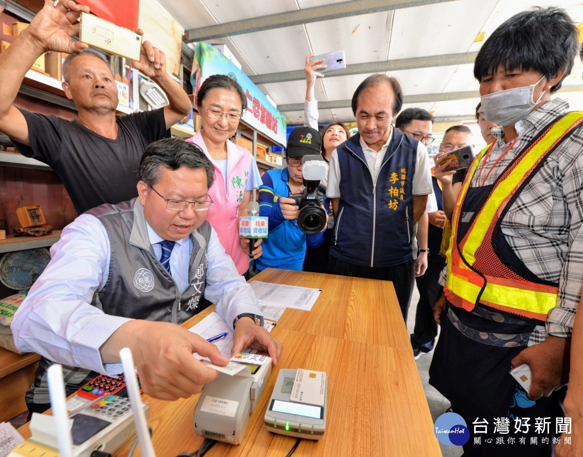 桃園市長鄭文燦於端午節前夕,慰勞日常穿梭大街小巷的個體業資源回收工作者。