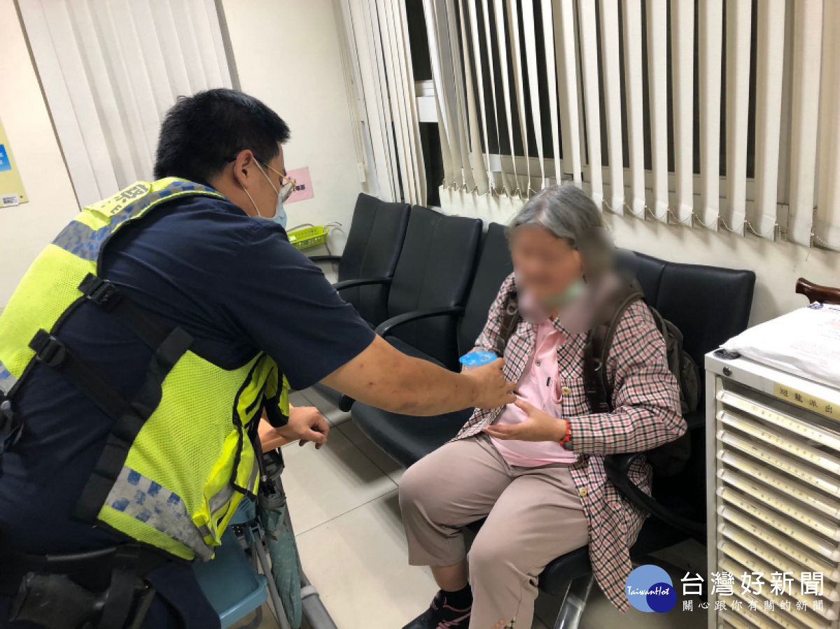 半夜迷途失智老婦,暖警溫馨陪伴等家人。