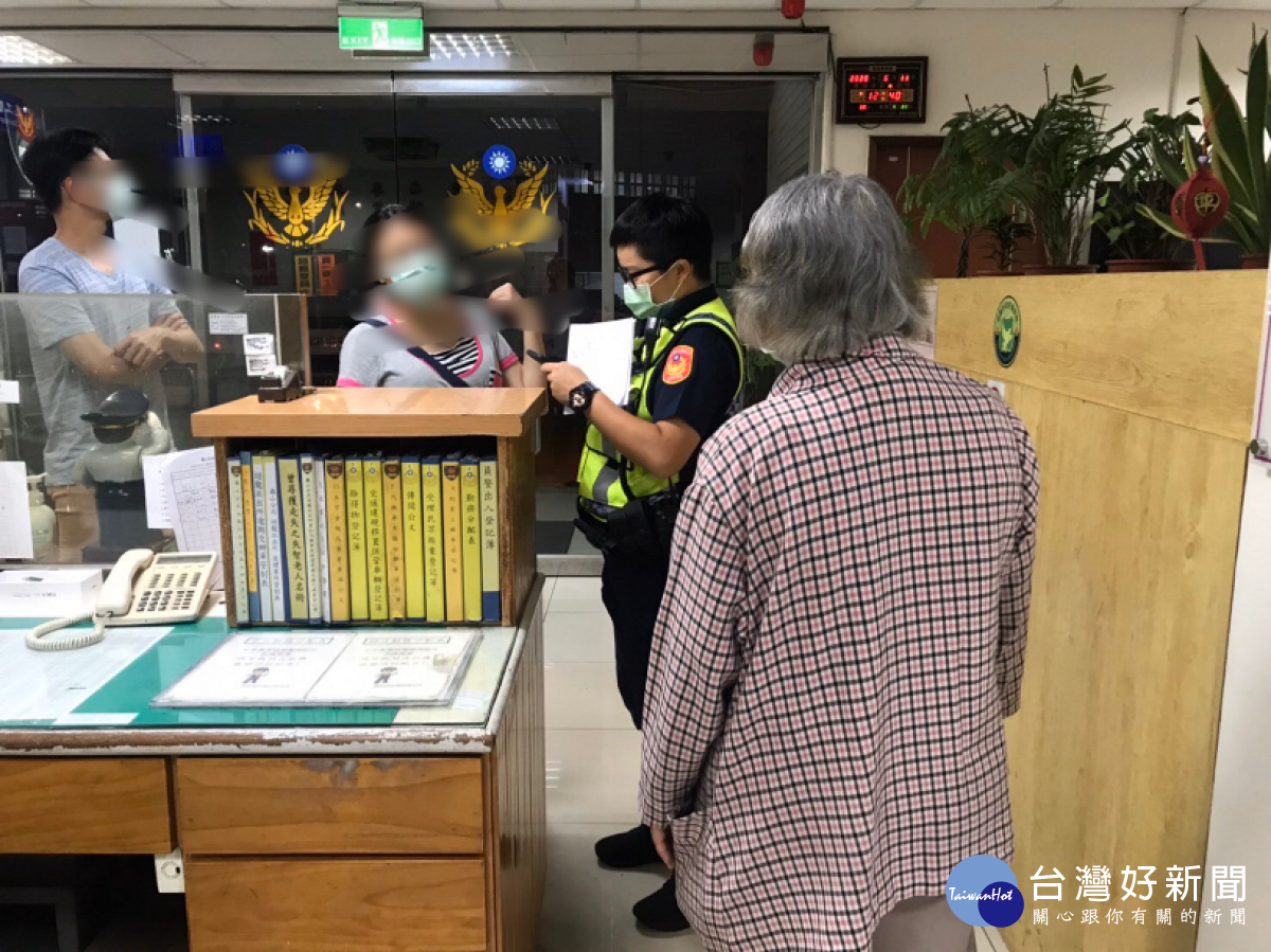 半夜迷途失智老婦,暖警溫馨陪伴等家人。