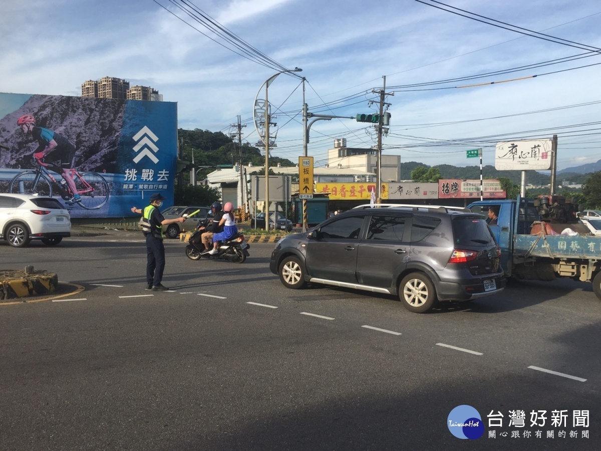 大溪分局呼籲民眾務必配合執勤員警之疏導作為,以維交通秩序與順暢