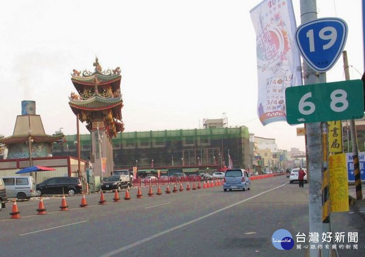 因應端午連假，北港警方針對朝天宮、武德宮及口湖遊客中心等熱門景點，調派警民力協助疏導交通，亦提供替代道路資訊讓用路人及早因應。