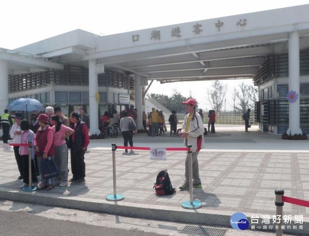 因應端午連假，北港警方針對朝天宮、武德宮及口湖遊客中心等熱門景點，調派警民力協助疏導交通，亦提供替代道路資訊讓用路人及早因應。