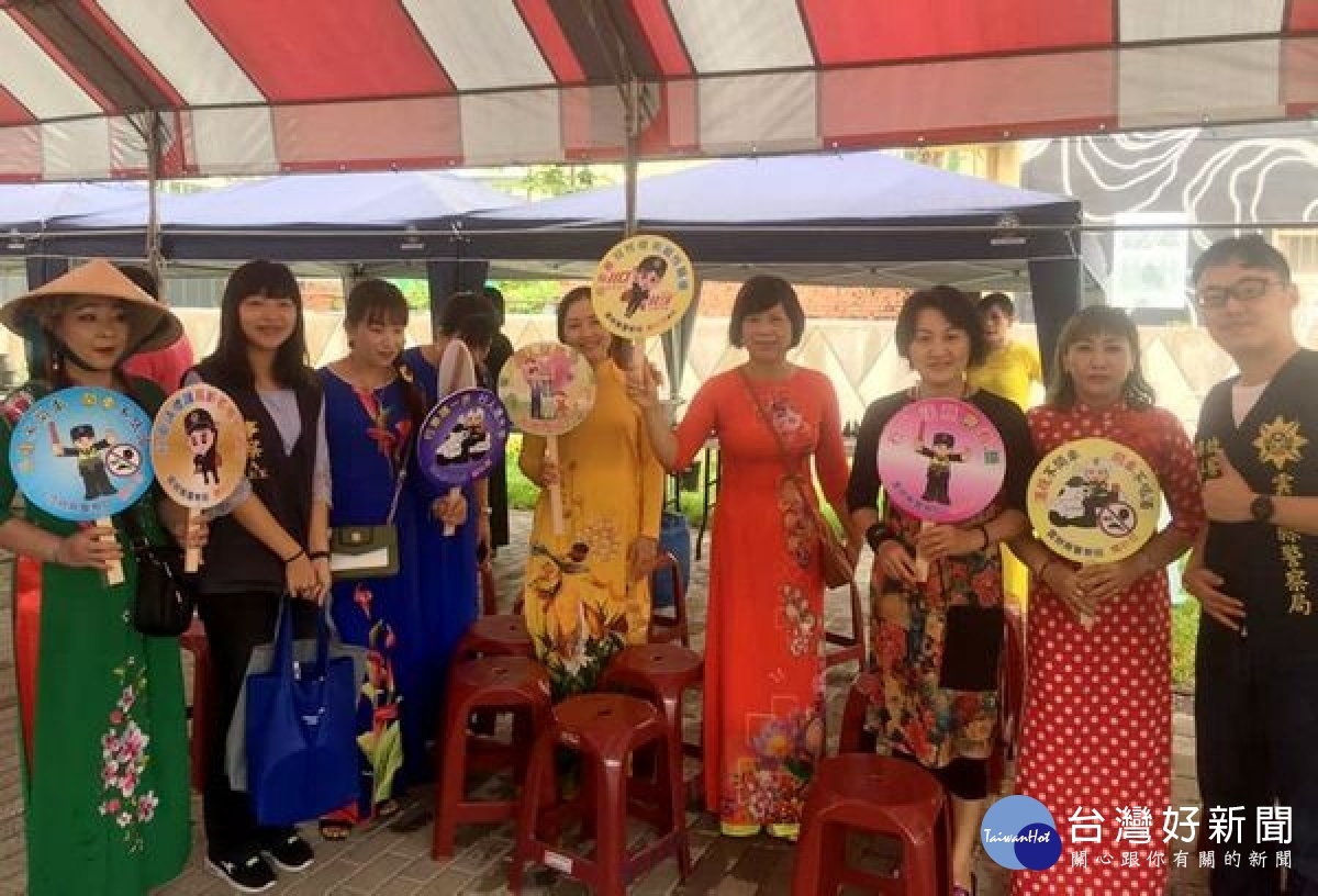 臺西警分局於海口故事館「粽香傳情暨思鄉肉粽情」活動，配合辦理反貪、反毒、防詐、婦幼及交通安全宣導，獲現場新住民朋友高度肯定。