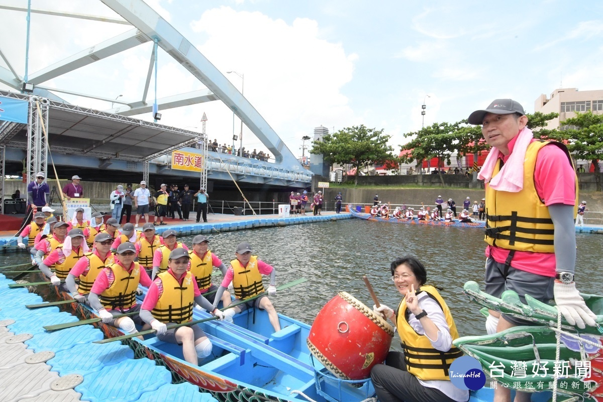 鹿港慶端陽「國際龍舟錦標賽」由縣長王惠美領軍的首長隊賣力演出。