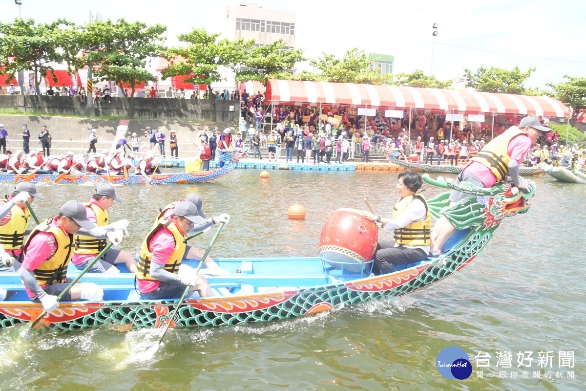 鹿港慶端陽「國際龍舟錦標賽」由縣長王惠美領軍的首長隊賣力演出。