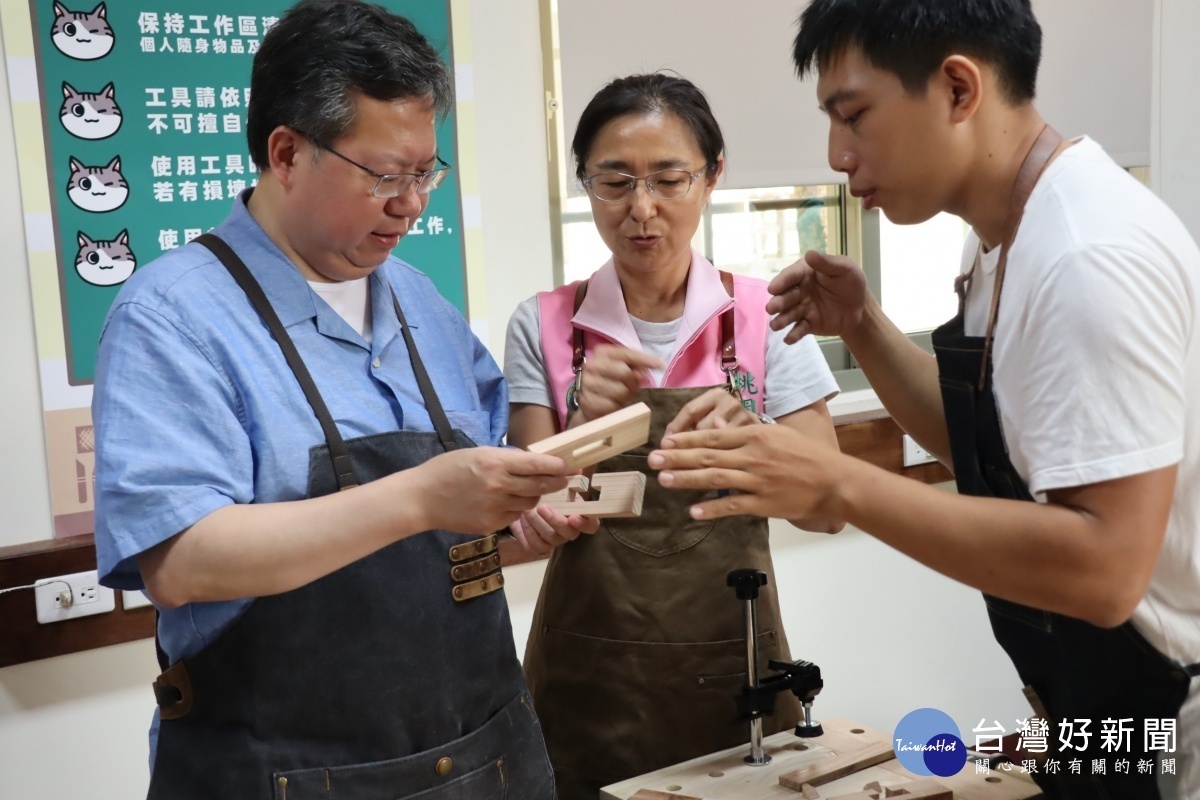鄭文燦市長至木博館出席魯班公聖誕日，參加製作魯班鎖課程。