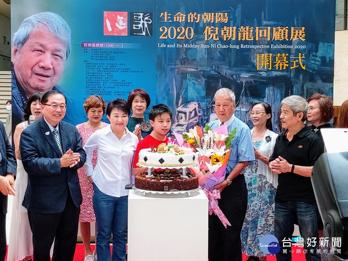 主辦單位準備蛋糕為倪朝龍(右四)慶生