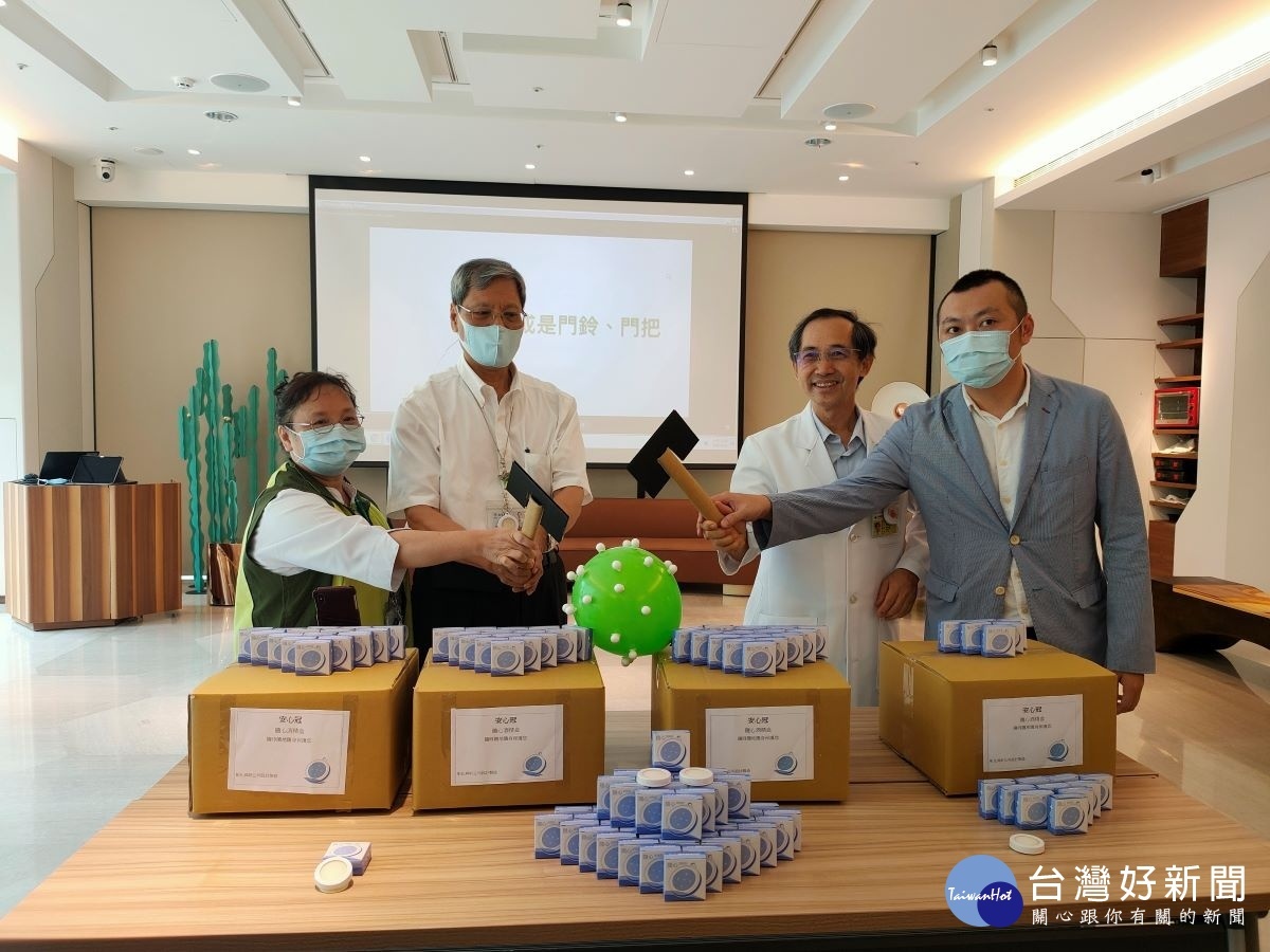 Dr. Ku設計「隨心酒精盒」 生產廠商致贈1000個給秀傳醫護。左起秀傳醫護總監張麗銀、秀傳醫院副營運長陳進堂、秀傳古鳴洲副總裁。生產廠商昇昕公司代表,一起消滅病毒。圖/記者鄧富珍攝