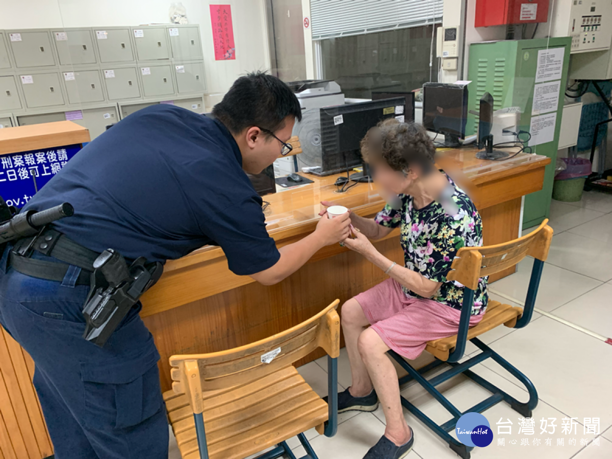 迷途老婦做計程車趴趴走,運將求助警方送回家。
