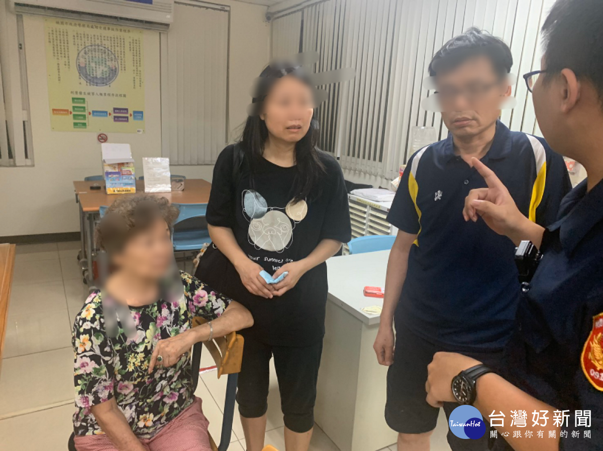 迷途老婦做計程車趴趴走,運將求助警方送回家。