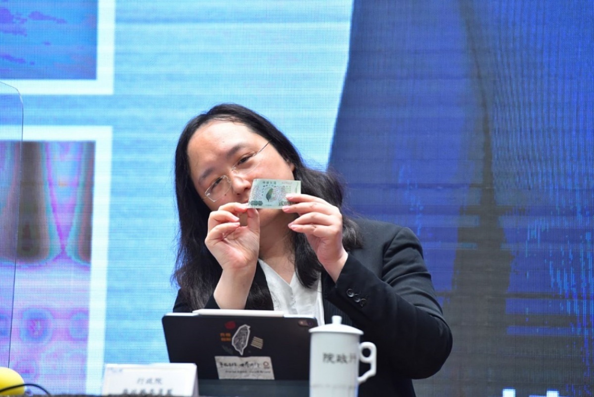 由於三倍券是趨近於貨幣的完全有價證券,因此紙本版三倍券的防偽機制、印製…等完全比照國家印行鈔票的機制進行。(圖/行政院)
