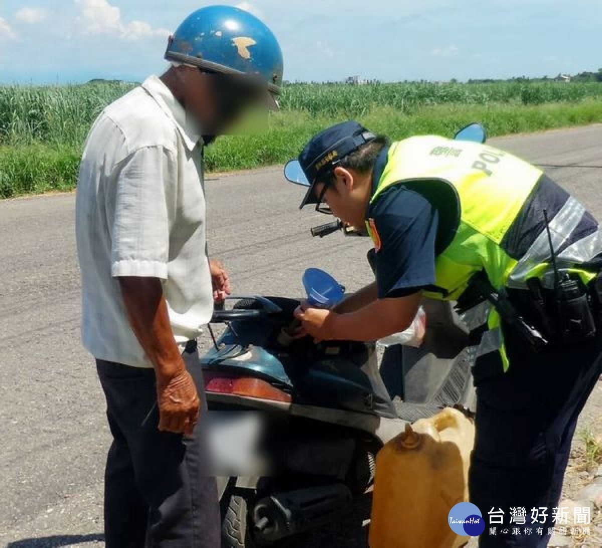 老翁外出因機車沒油停放路旁,巧遇四湖所員警及時伸援讓他安全返家,老翁掏錢遞給員警,員警婉拒表示「為民服務是不用錢的」,老翁深表肯定與感謝。