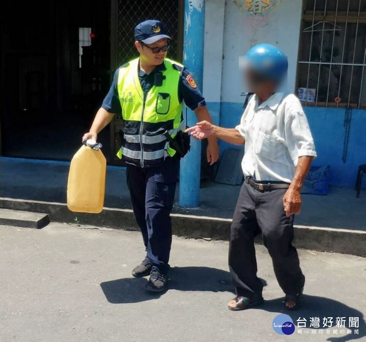 老翁外出因機車沒油停放路旁,巧遇四湖所員警及時伸援讓他安全返家,老翁掏錢遞給員警,員警婉拒表示「為民服務是不用錢的」,老翁深表肯定與感謝。