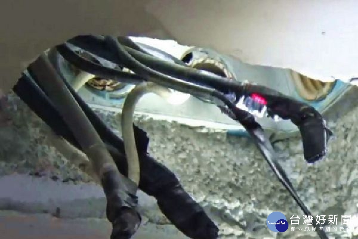 台電雲林區營業處顏錦義處長率員至斗南分局致贈獎勵金,感謝警方主動查察破獲竊電案,將相關竊嫌移送法辦。